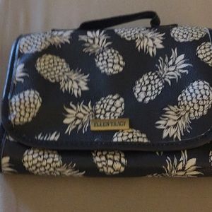 Traveling cosmetic bag